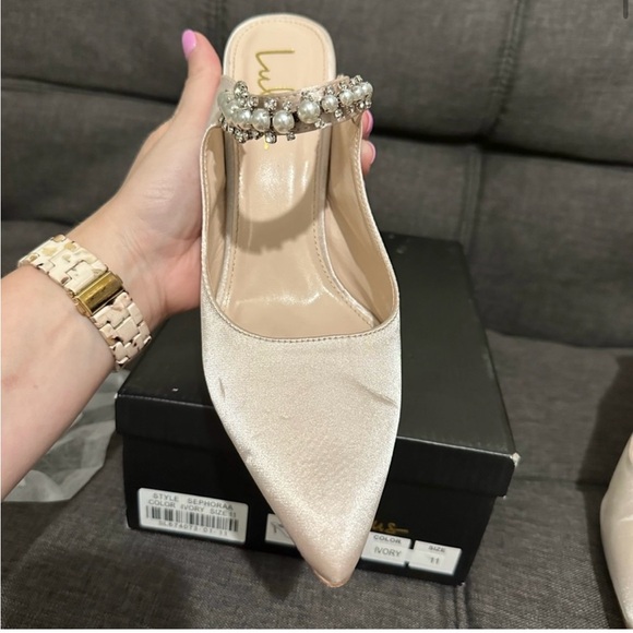 Sephoraa Ivory Satin Pearl Pointed-Toe Mule
Pumps - Picture 6 of 10